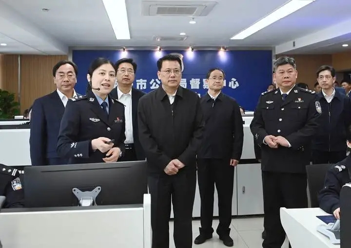 浙江省委書(shū)記袁家(jiā)軍調研紹興公安智慧民(mín)意感知(zhī)體(tǐ)系,幾度贊許! 浙江省委書(shū)記袁家(jiā)軍調研紹興公安智慧民(mín)意感知(zhī)體(tǐ)系,幾度贊許!